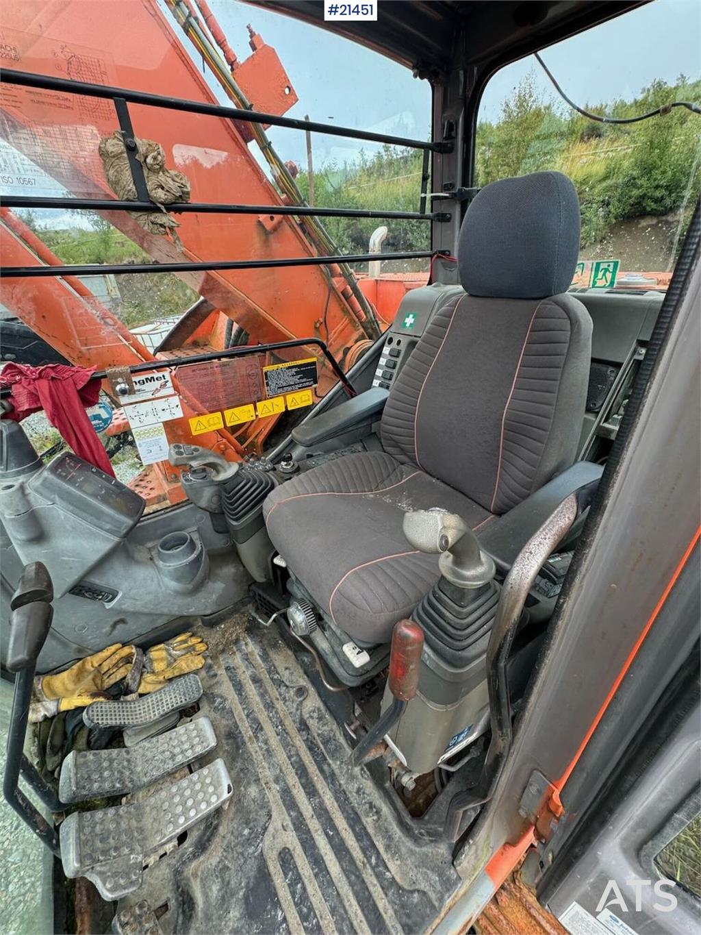 Hitachi ZX225US Tracked excavator w/ digging bucket
