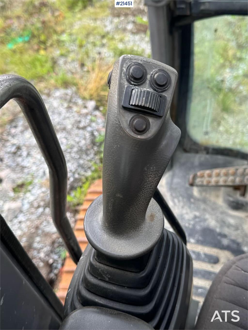 Hitachi ZX225US Tracked excavator w/ digging bucket
