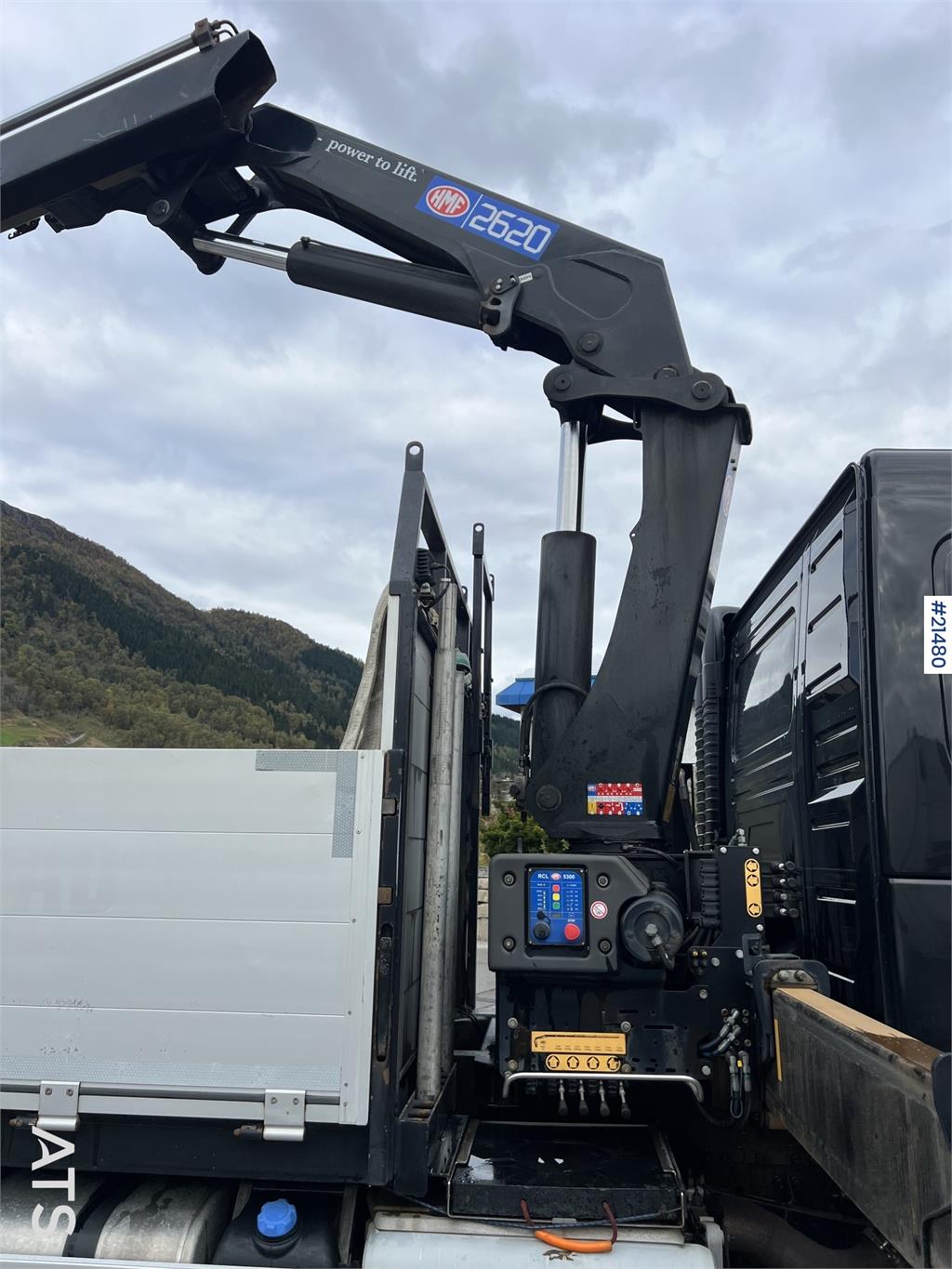Volvo FM460 6x2 Crane Truck w/ 26t/m HMF crane