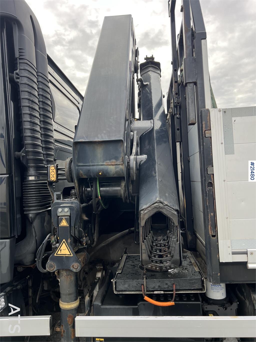 Volvo FM460 6x2 Crane Truck w/ 26t/m HMF crane