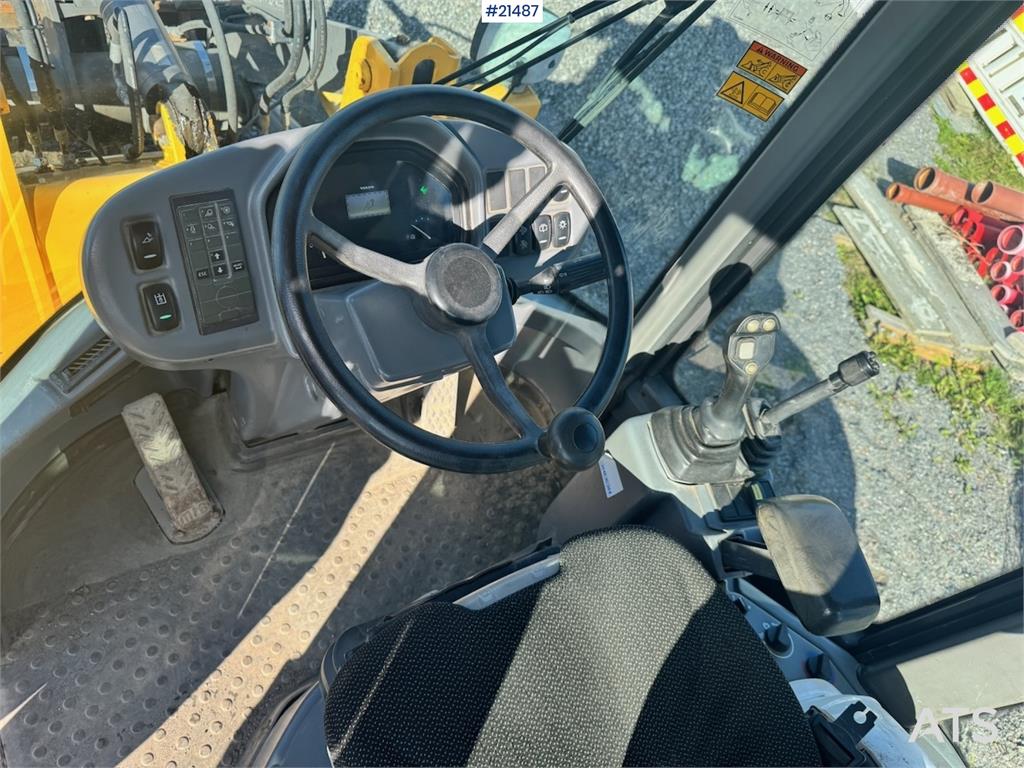 Volvo L30G Wheel Loader w/ Bucket and Forks. 2100 hours!