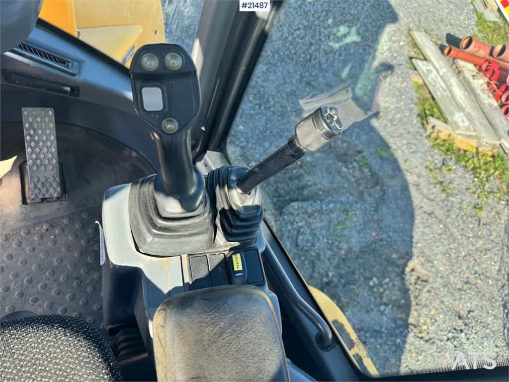 Volvo L30G Wheel Loader w/ Bucket and Forks. 2100 hours!
