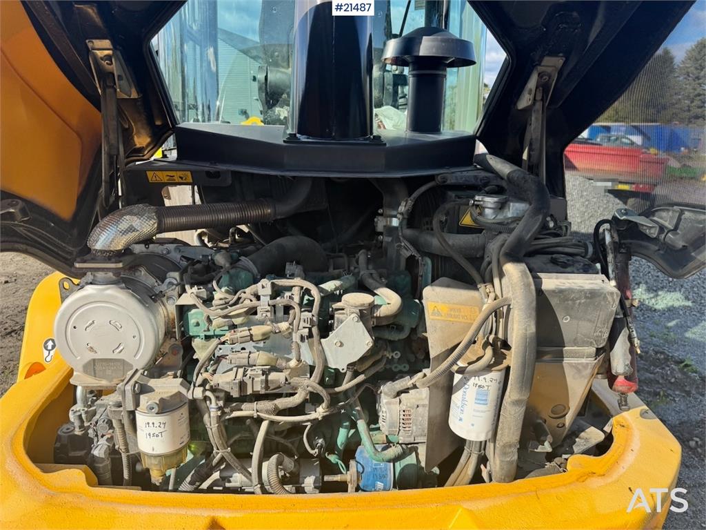 Volvo L30G Wheel Loader w/ Bucket and Forks. 2100 hours!