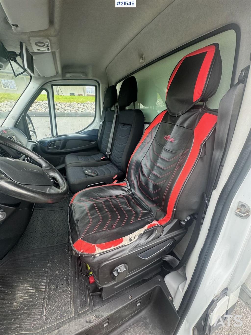 Iveco Daily 35S16 4x2 box truck w/ lift and two sets of