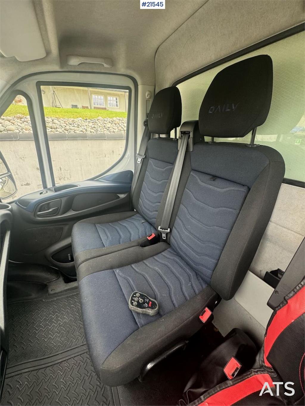 Iveco Daily 35S16 4x2 box truck w/ lift and two sets of