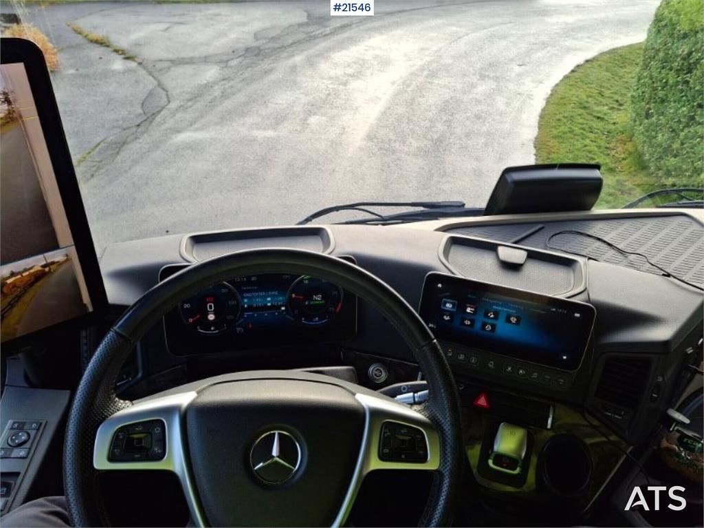 Mercedes-Benz Actros 1833 4x2 Box truck w/ Full side opening.