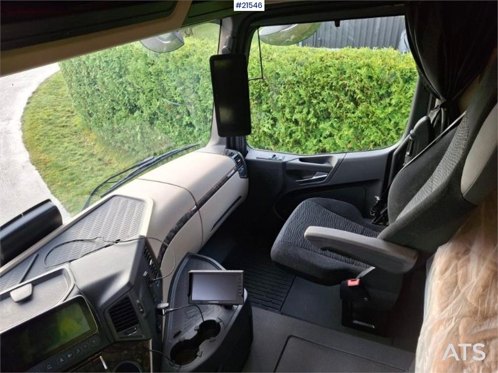Mercedes-Benz Actros 1833 4x2 Box truck w/ Full side opening.