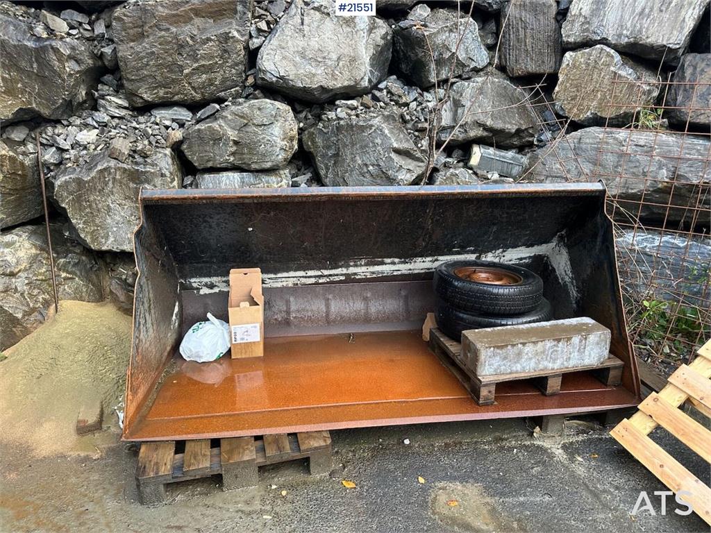 JLG 4017 telehandler w/ two pallet forks and bucket. C