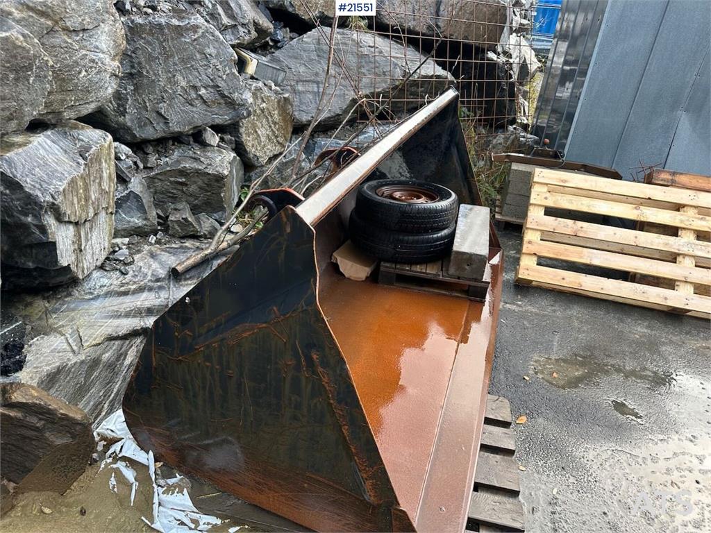 JLG 4017 telehandler w/ two pallet forks and bucket. C