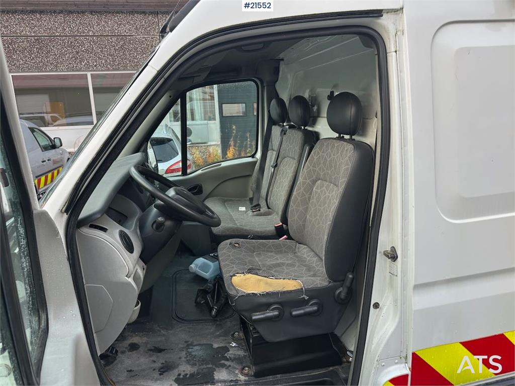 Renault Master lift truck w/ France Elevateur lift basket.