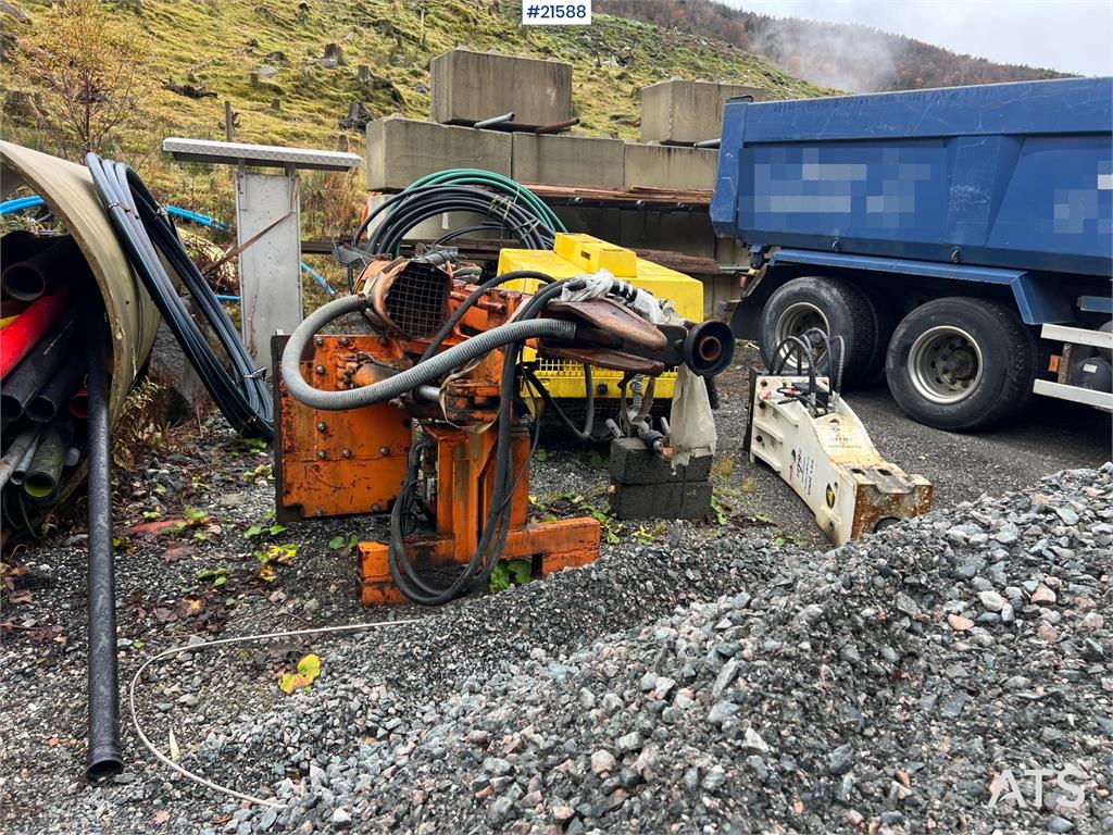 Kato HD 823 MR excavator w/ rototilt, sanding bucket, A