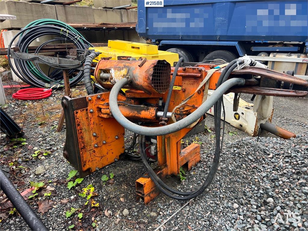 Kato HD 823 MR excavator w/ rototilt, sanding bucket, A
