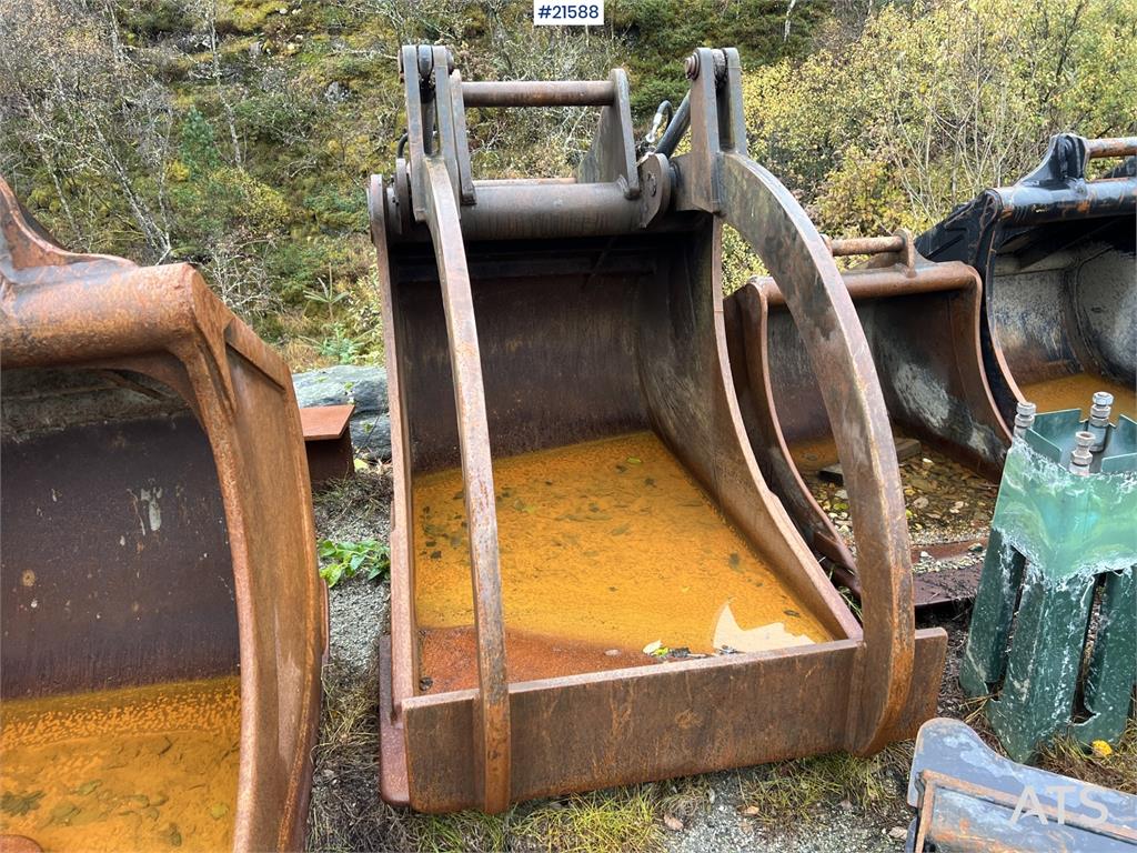 Kato HD 823 MR excavator w/ rototilt, sanding bucket, A