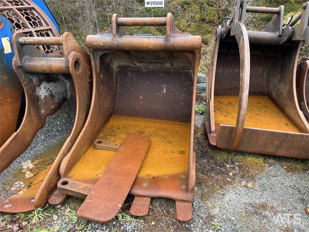 Kato HD 823 MR excavator w/ rototilt, sanding bucket, A