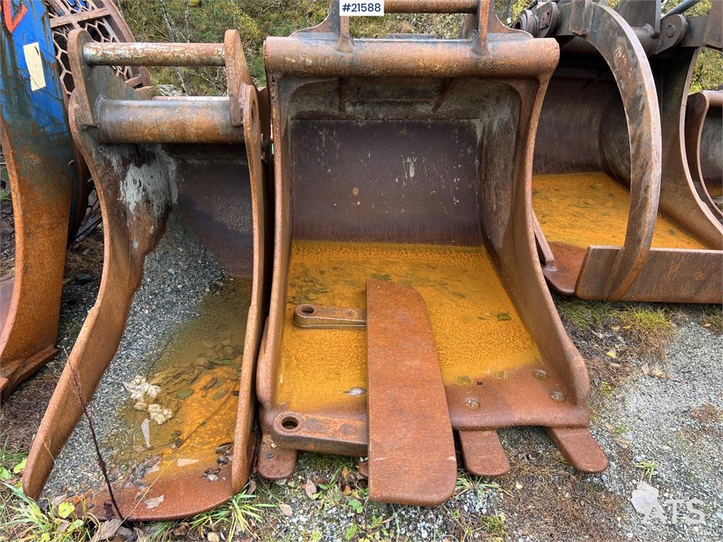 Kato HD 823 MR excavator w/ rototilt, sanding bucket, A