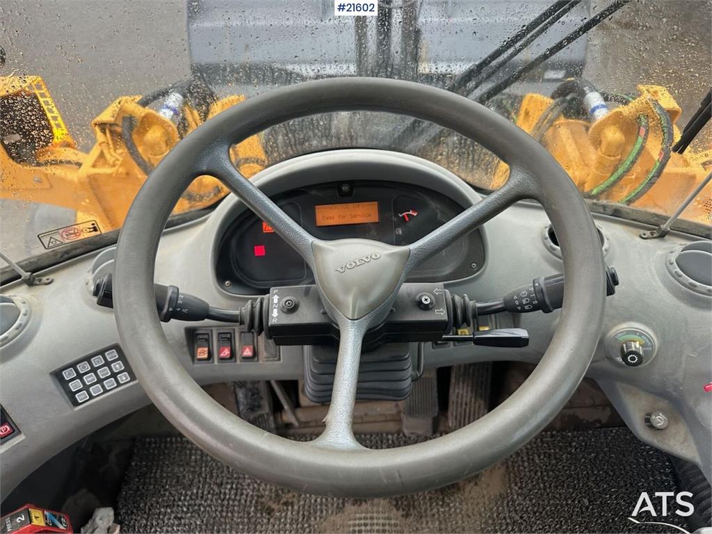 Volvo L90 E wheel loader w/ 3rd and 4th function, bucket