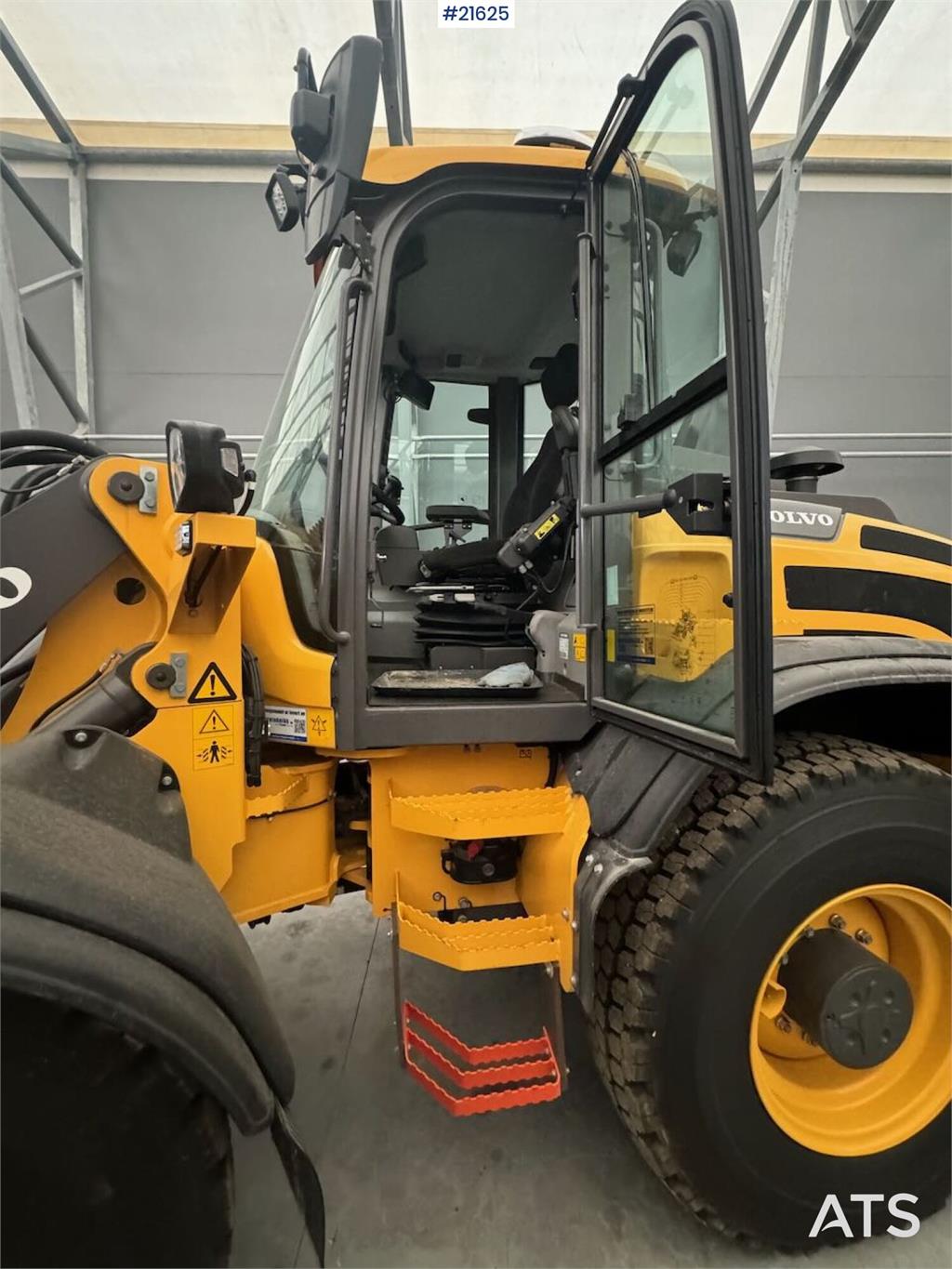 Volvo L45H Wheel Loader w/ lots of equipment! only 103 h