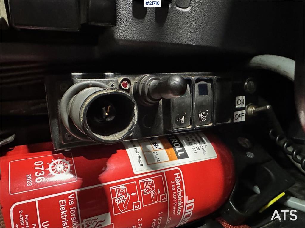 Scania R560 brøyterigget krokbil m / 20 T krok og kasse.