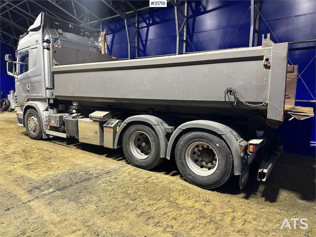 Scania R560 brøyterigget krokbil m / 20 T krok og kasse.
