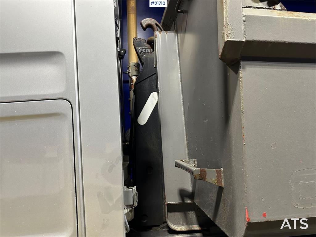 Scania R560 brøyterigget krokbil m / 20 T krok og kasse.