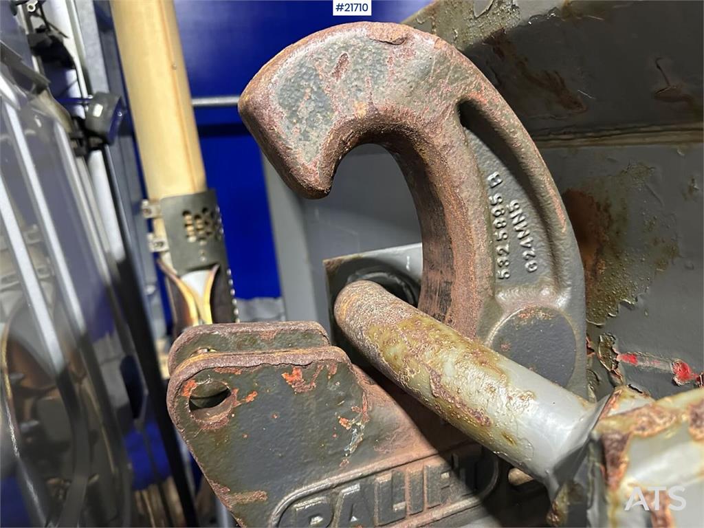 Scania R560 brøyterigget krokbil m / 20 T krok og kasse.