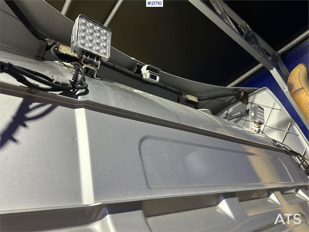 Scania R560 brøyterigget krokbil m / 20 T krok og kasse.