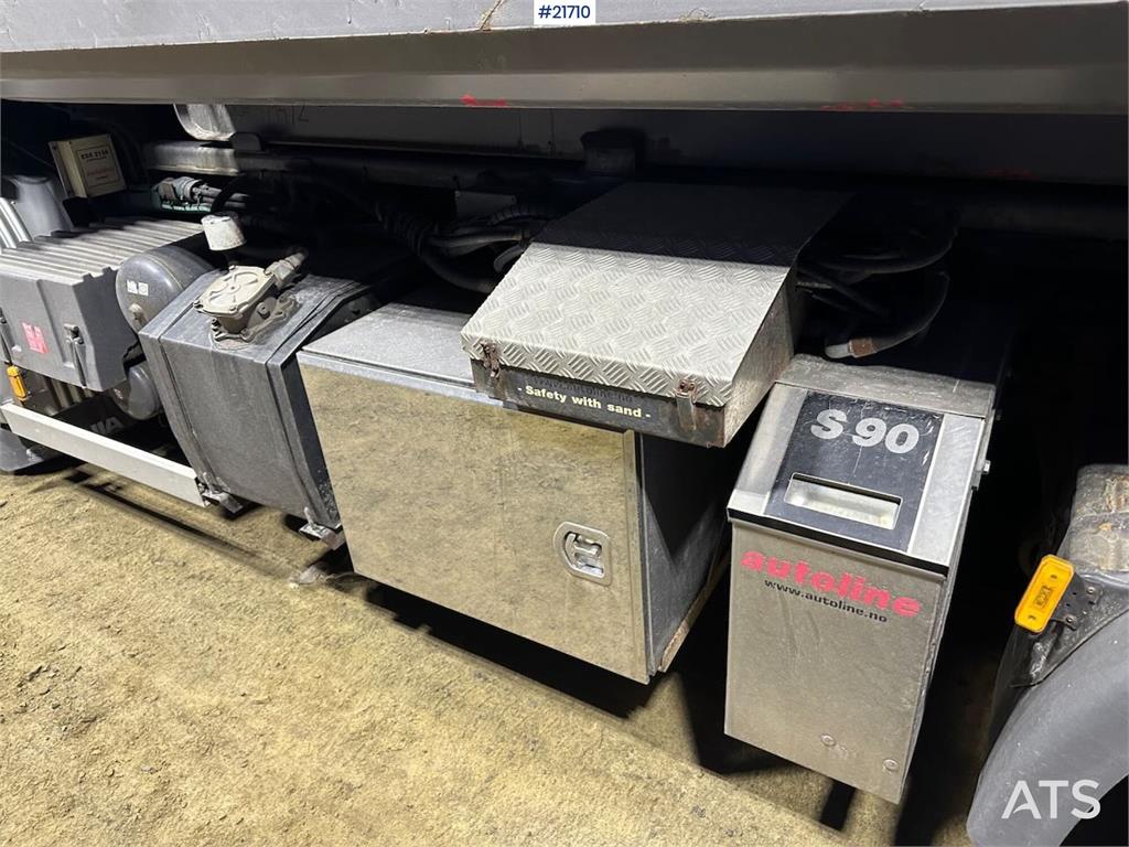 Scania R560 brøyterigget krokbil m / 20 T krok og kasse.