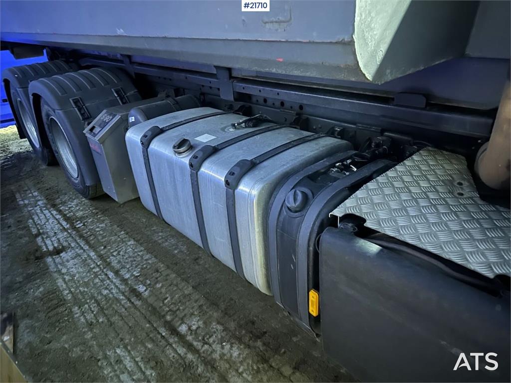 Scania R560 brøyterigget krokbil m / 20 T krok og kasse.