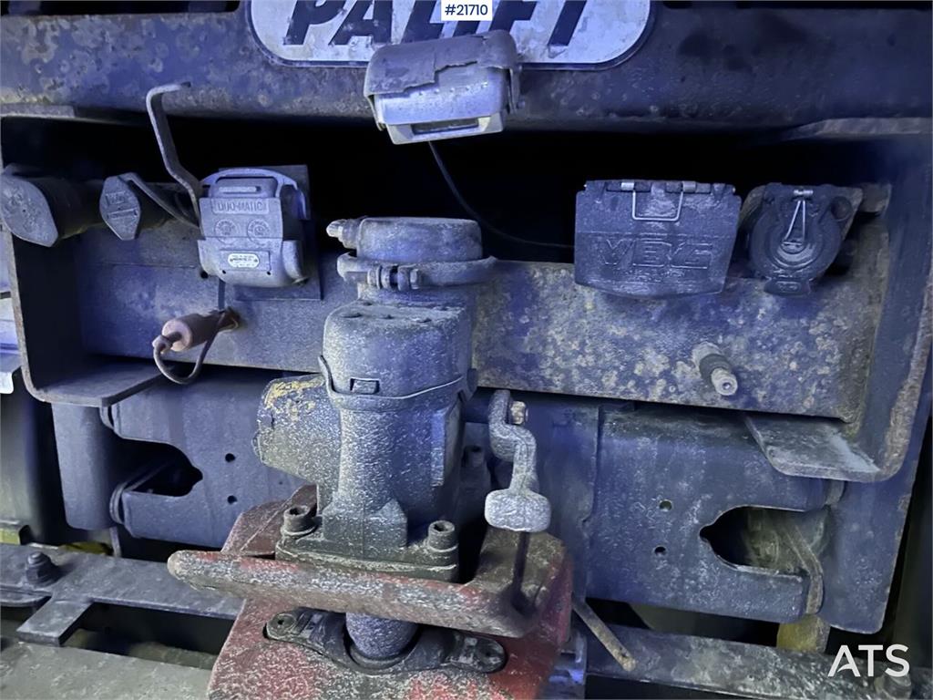 Scania R560 brøyterigget krokbil m / 20 T krok og kasse.