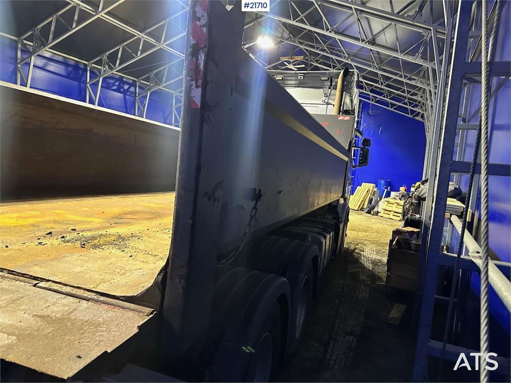 Scania R560 brøyterigget krokbil m / 20 T krok og kasse.