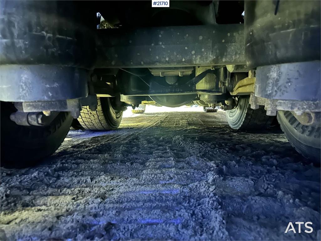 Scania R560 brøyterigget krokbil m / 20 T krok og kasse.