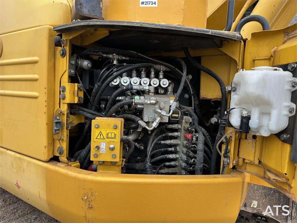 Komatsu PC228USLC-8 excavator w/ 3 buckets and tiltrotator