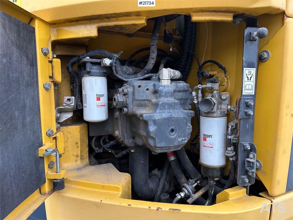 Komatsu PC228USLC-8 excavator w/ 3 buckets and tiltrotator