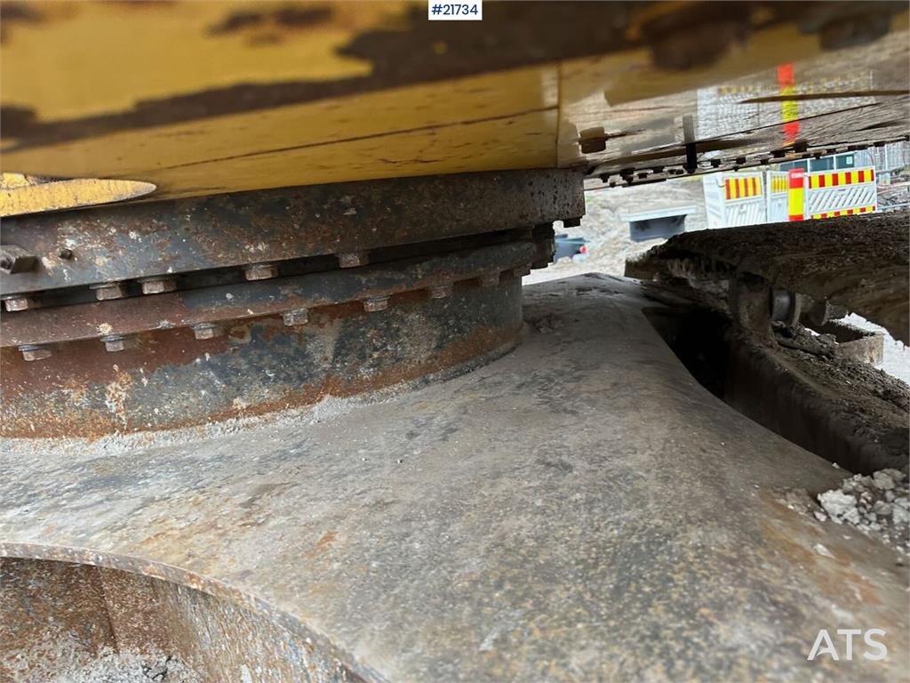 Komatsu PC228USLC-8 excavator w/ 3 buckets and tiltrotator