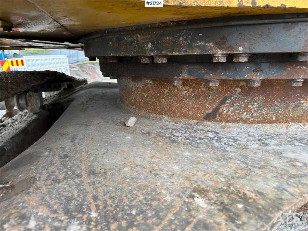 Komatsu PC228USLC-8 excavator w/ 3 buckets and tiltrotator