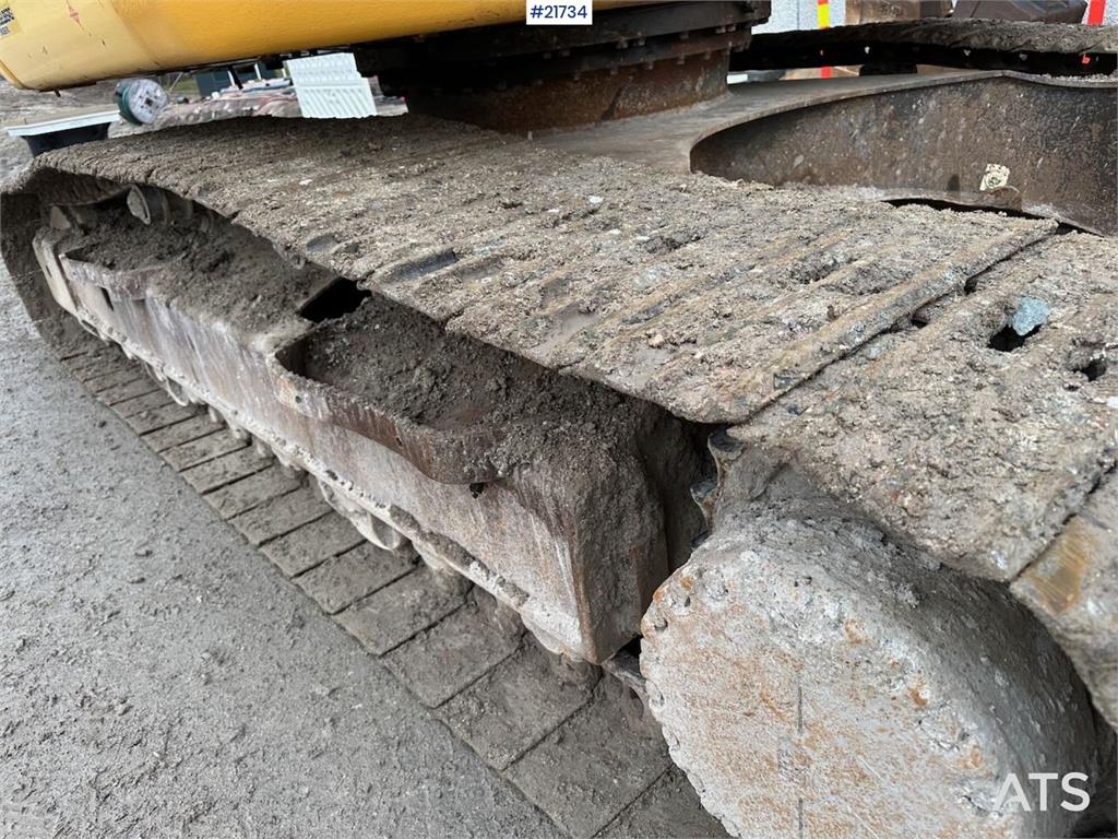 Komatsu PC228USLC-8 excavator w/ 3 buckets and tiltrotator