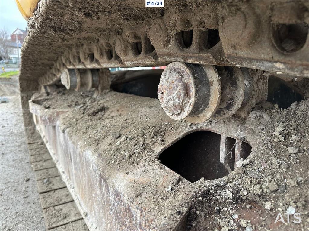 Komatsu PC228USLC-8 excavator w/ 3 buckets and tiltrotator