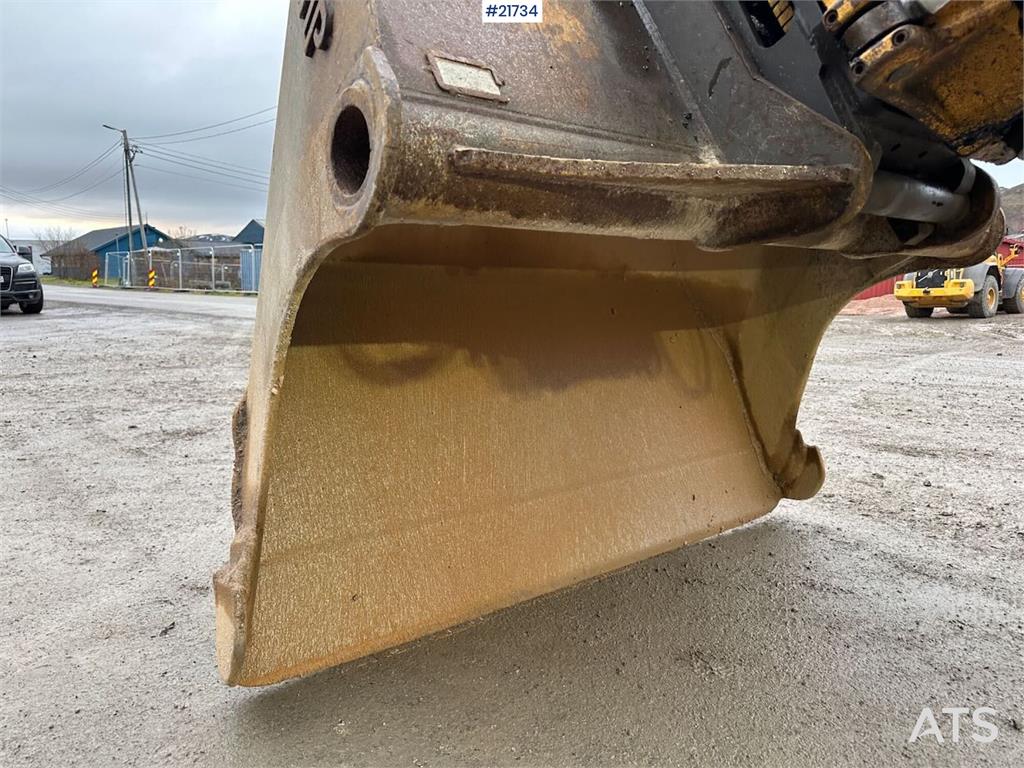 Komatsu PC228USLC-8 excavator w/ 3 buckets and tiltrotator