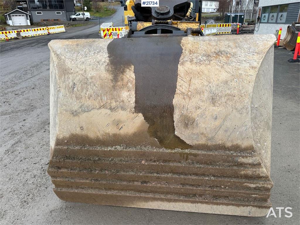 Komatsu PC228USLC-8 excavator w/ 3 buckets and tiltrotator