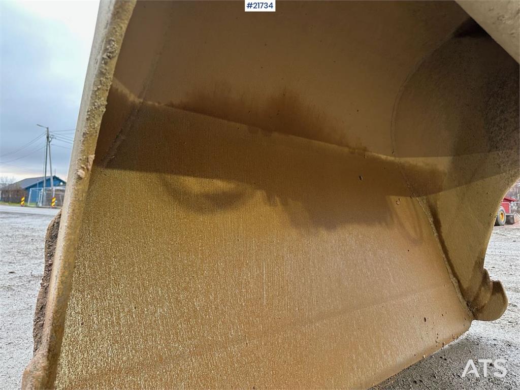 Komatsu PC228USLC-8 excavator w/ 3 buckets and tiltrotator