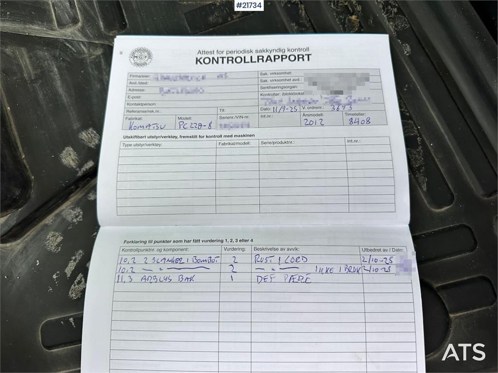 Komatsu PC228USLC-8 excavator w/ 3 buckets and tiltrotator