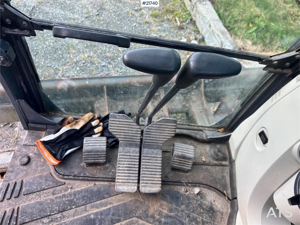 Kobelco SK75SR-3E w/ Rototilt, 2 buckets and grapple. 1850