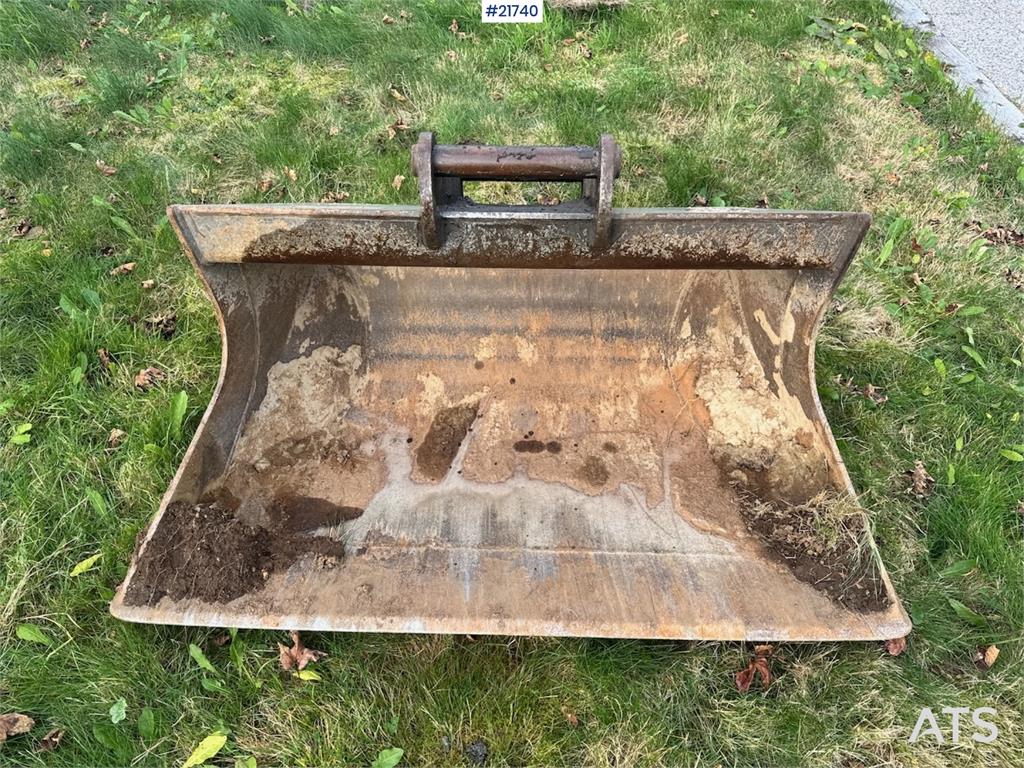 Kobelco SK75SR-3E w/ Rototilt, 2 buckets and grapple. 1850