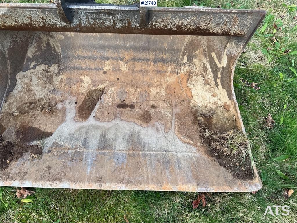 Kobelco SK75SR-3E w/ Rototilt, 2 buckets and grapple. 1850