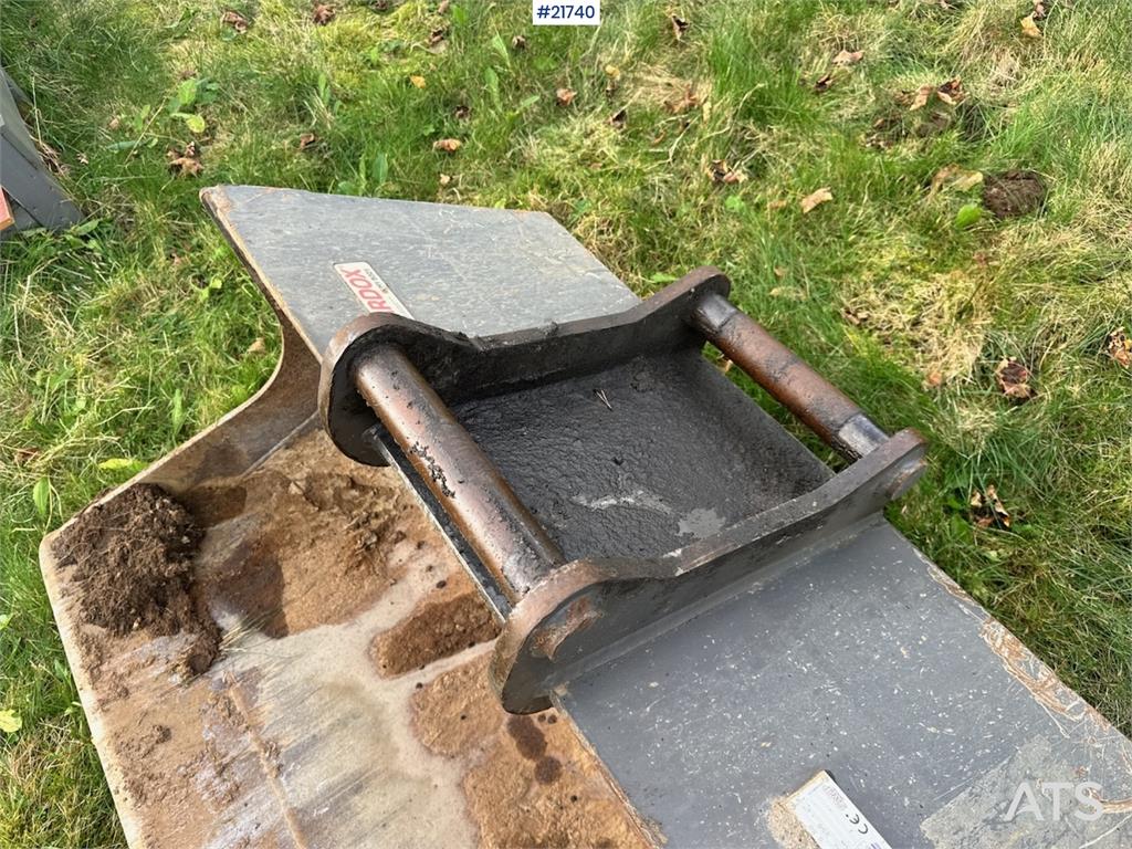 Kobelco SK75SR-3E w/ Rototilt, 2 buckets and grapple. 1850