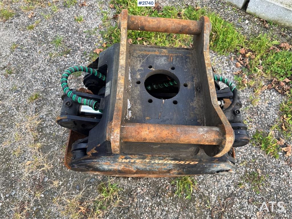 Kobelco SK75SR-3E w/ Rototilt, 2 buckets and grapple. 1850