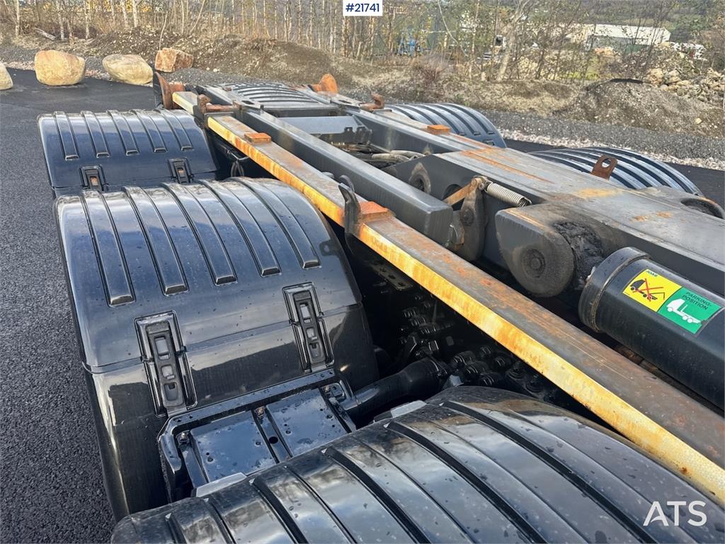 Scania R580 Tridem Hooklift w/ Crane hydraulics. Freshly