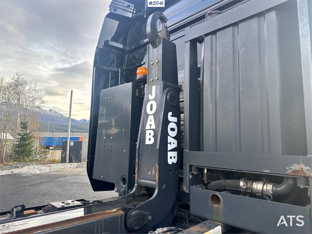 Scania R580 Tridem Hooklift w/ Crane hydraulics. Freshly