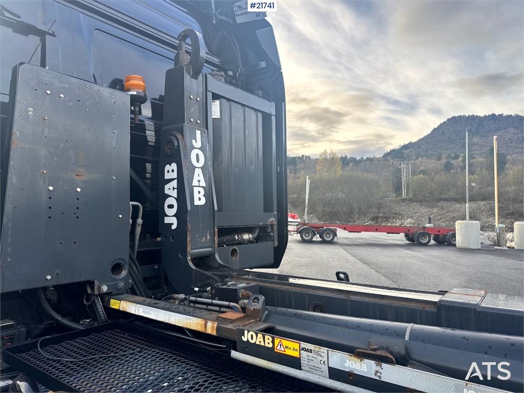 Scania R580 Tridem Hooklift w/ Crane hydraulics. Freshly