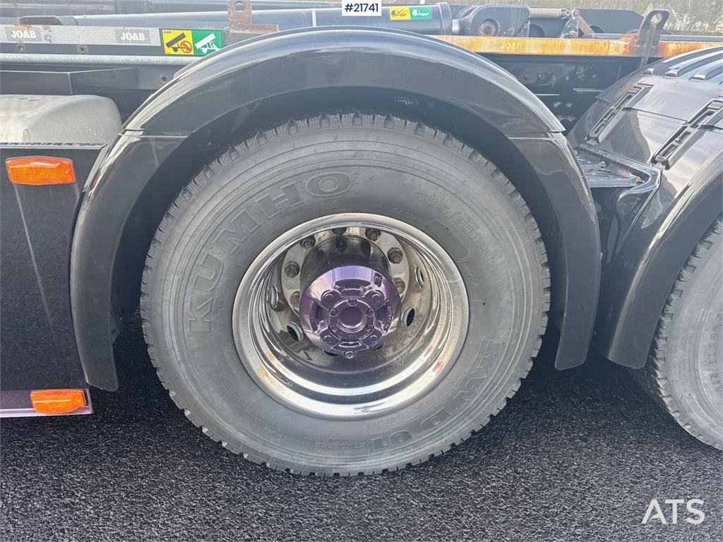 Scania R580 Tridem Hooklift w/ Crane hydraulics. Freshly